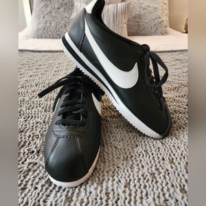Womens Nike Classic Cortez Leather Black/White Swish Size 8.5